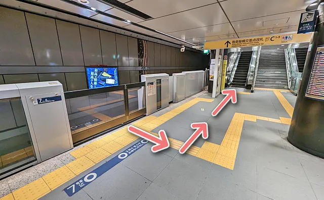 左側にエスカレーター