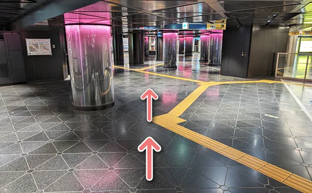 5秒ほど右斜め前へ