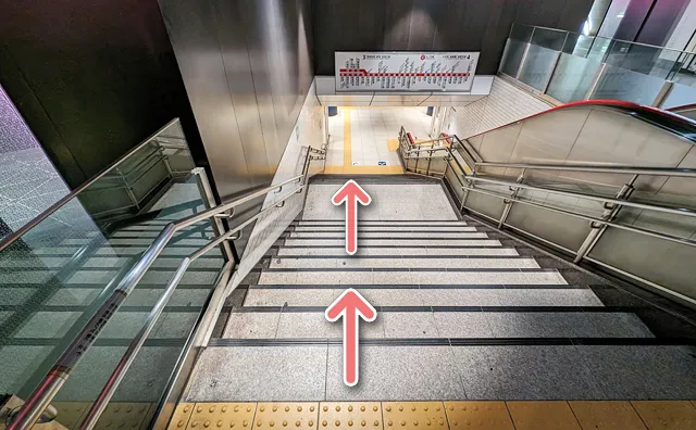 丸ノ内線ホームへの階段