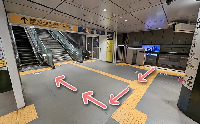 右側にエスカレーター