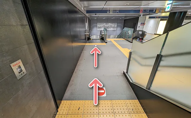 1つ目のエスカレーターを下りたところ