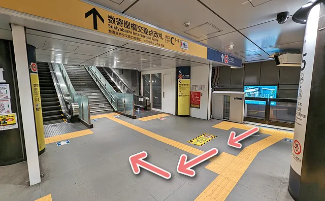 右側にエスカレーター