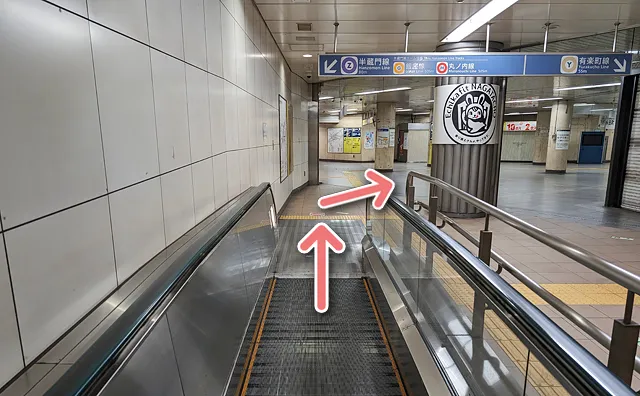 動く歩道から右斜め前へ