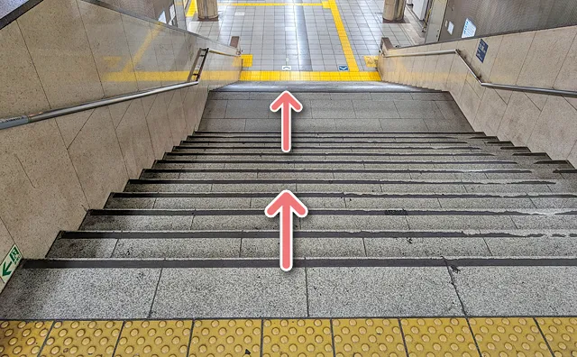 階段を下りていく