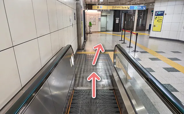 動く歩道から降りる