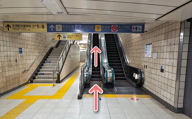 エスカレーターで上がる