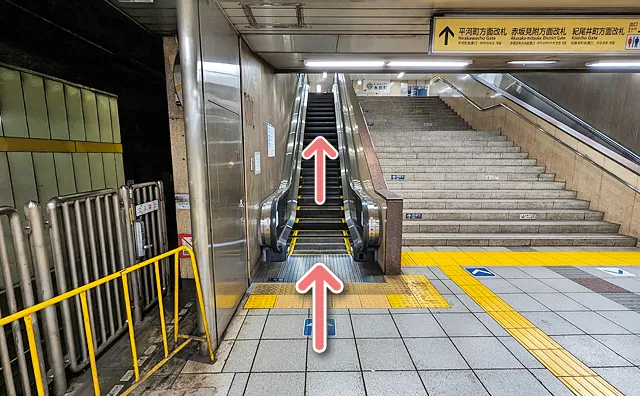 エスカレーターで上がる