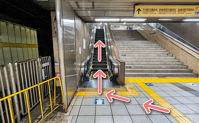 エスカレーターで上がる