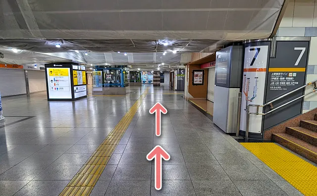 右側に7番線の案内