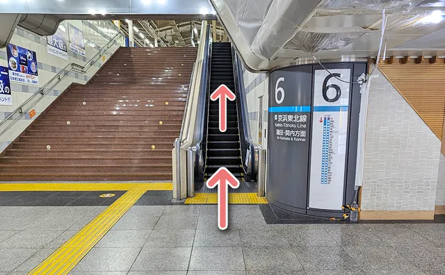 5・6番線ホームへ向かうエスカレーター