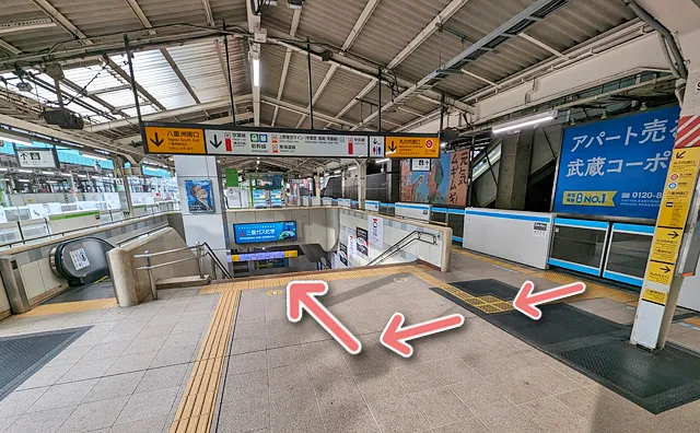 すぐ右側に階段がある