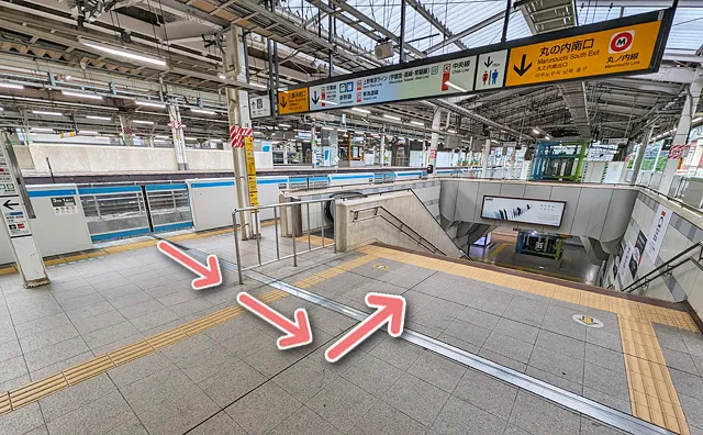 すぐ左側に階段がある