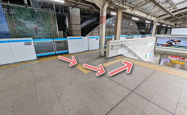 5号車4番ドアの左側の階段