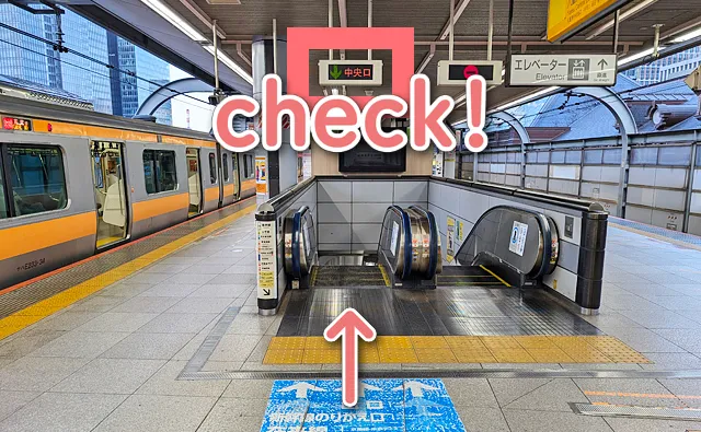 中央口へ向かうエスカレーター