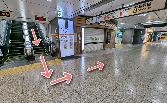 エスカレーターで下りたら左折