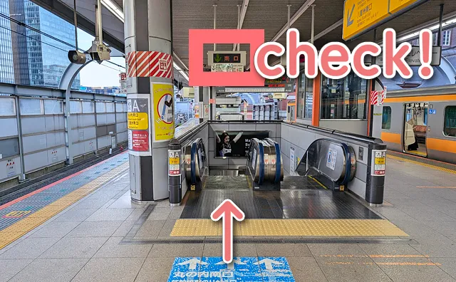 南口へ向かうエスカレーター