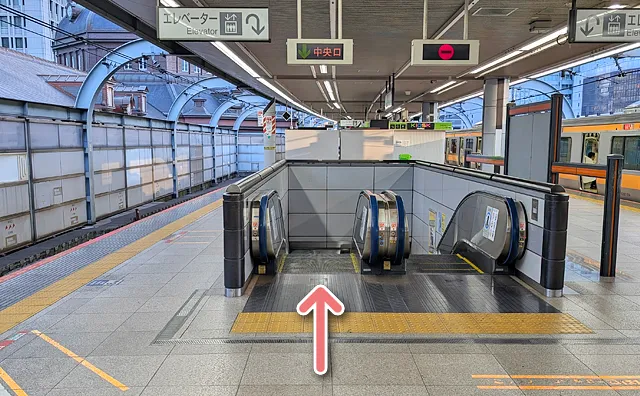 7号車そばのエスカレーター