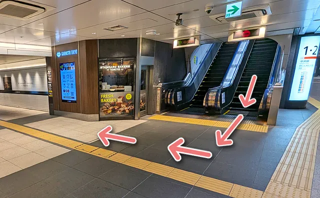 エスカレーターで下りたら右折