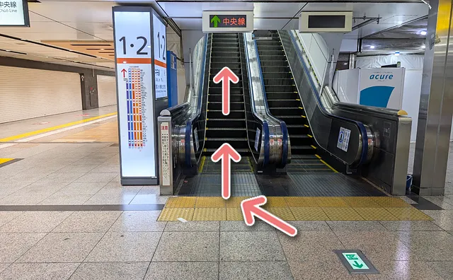 エスカレーターで上がる