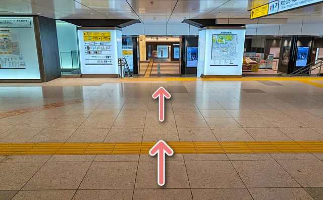 改札から10秒ほど進む