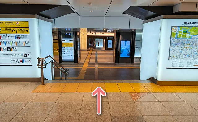 2本の白い柱に挟まれた階段