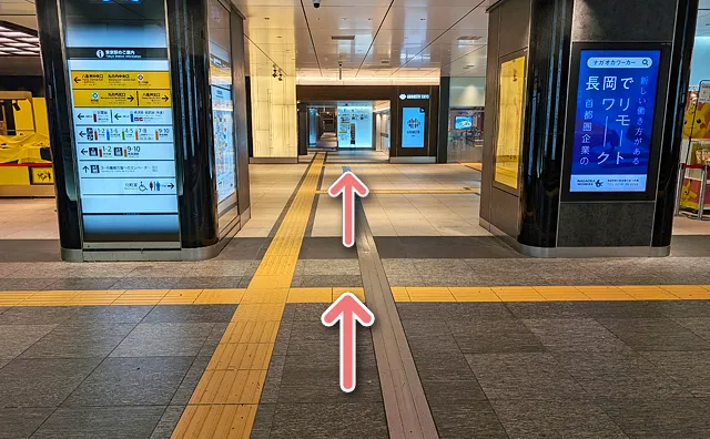 階段から15秒ほど進む