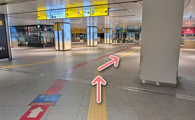 軽く右斜め前に向きを変える