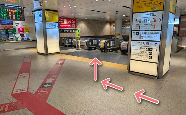 右側にエスカレーター