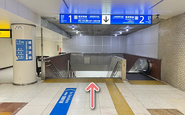 1・2番線ホームへ向かう階段