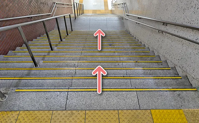 1・2番線ホームへ下りていく