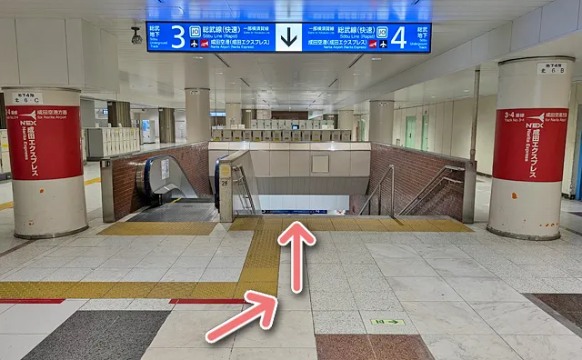 3・4番線ホームへ向かう階段