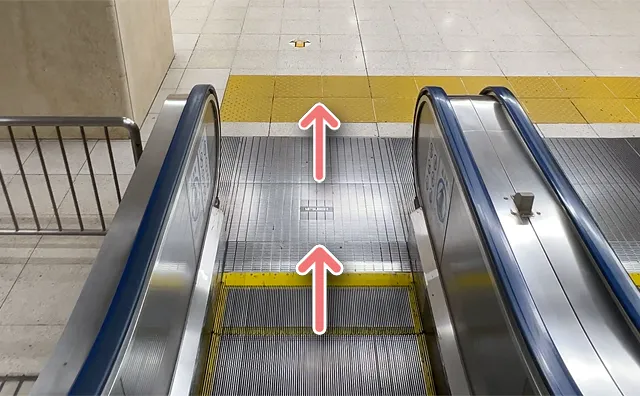 下のフロアに着いたところ