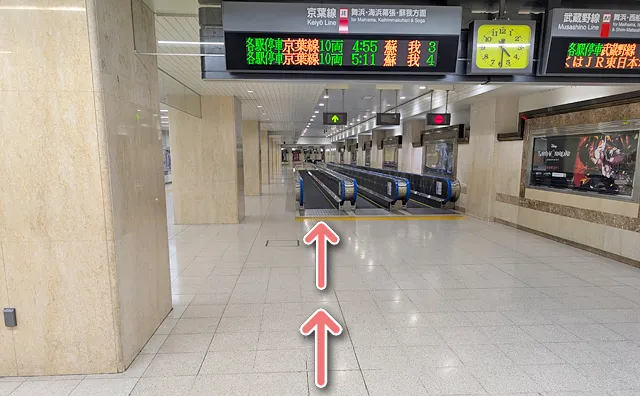 エスカレーターから10秒ほど進む