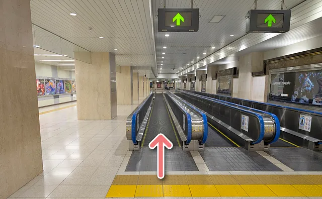 1つ目の動く歩道に乗る