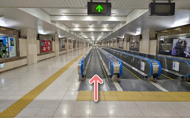 2つ目の動く歩道に乗る