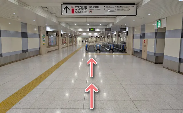 2つ目の動く歩道から15秒ほど進む