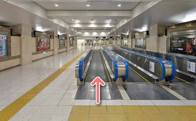 3つ目の動く歩道に乗る