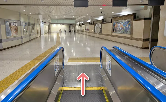 3つ目の動く歩道から出る