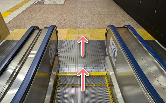エスカレーターを下りたところ