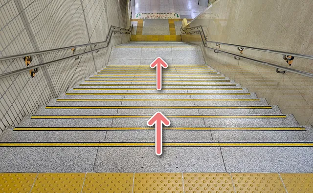 1・2番線への階段