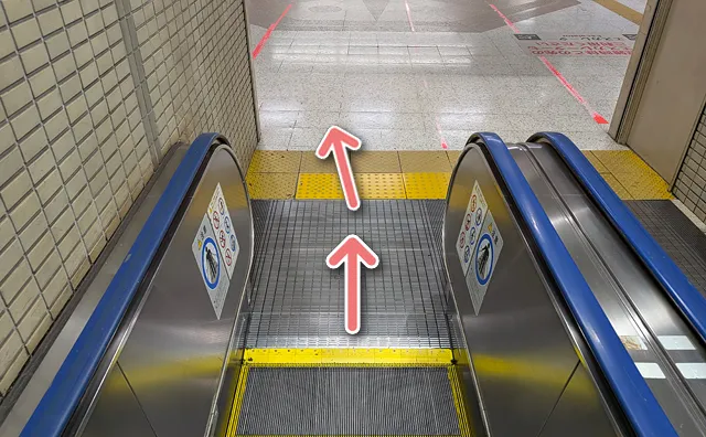 軽く左斜め前に向きを変える