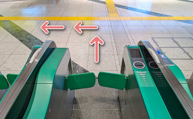 改札から出たらすぐに左折