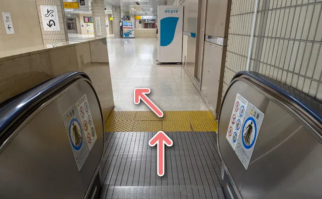 軽く左斜め前に向きを変える