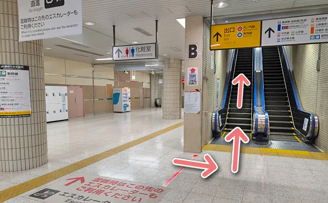 左側にエスカレーター
