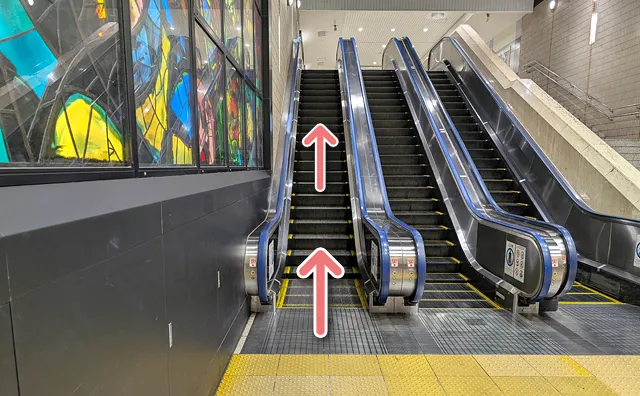 正面のエスカレーター