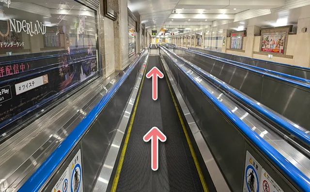 動く歩道で15秒ほど歩く