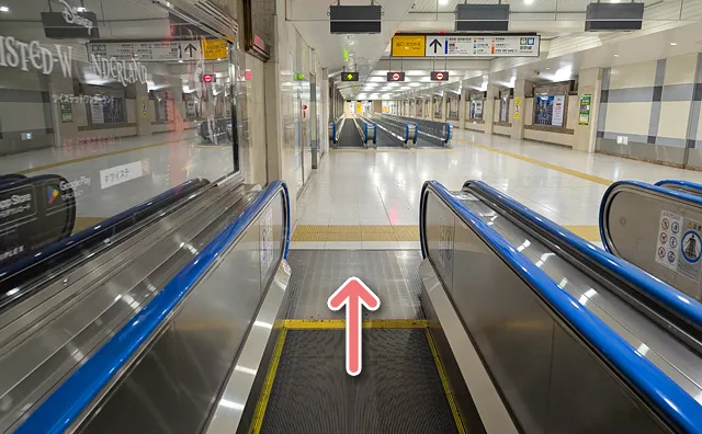 1つ目の動く歩道から出ます