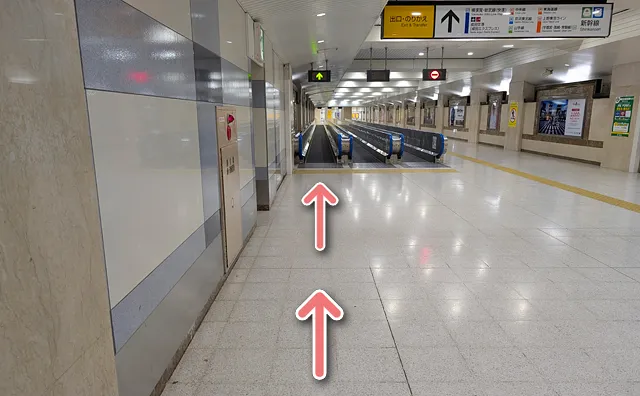 1つ目の動く歩道から10秒ほど進む