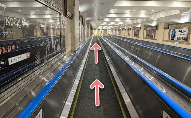 動く歩道で30秒ほど歩く