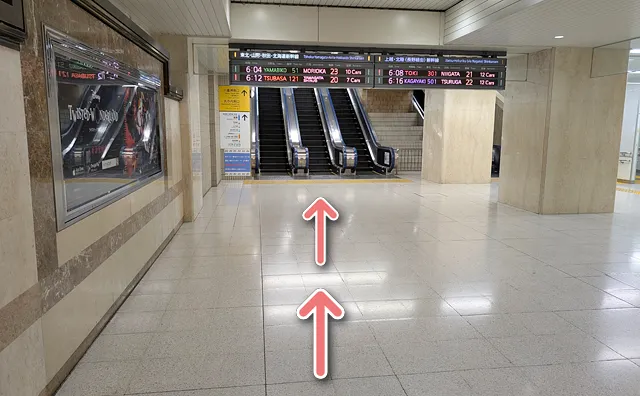 3つ目の動く歩道から10秒ほど進む